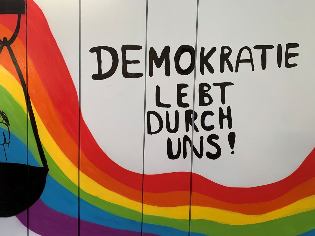 Mit Farbe ein Zeichen setzen: Graffiti für Demokratie in Rödelheim